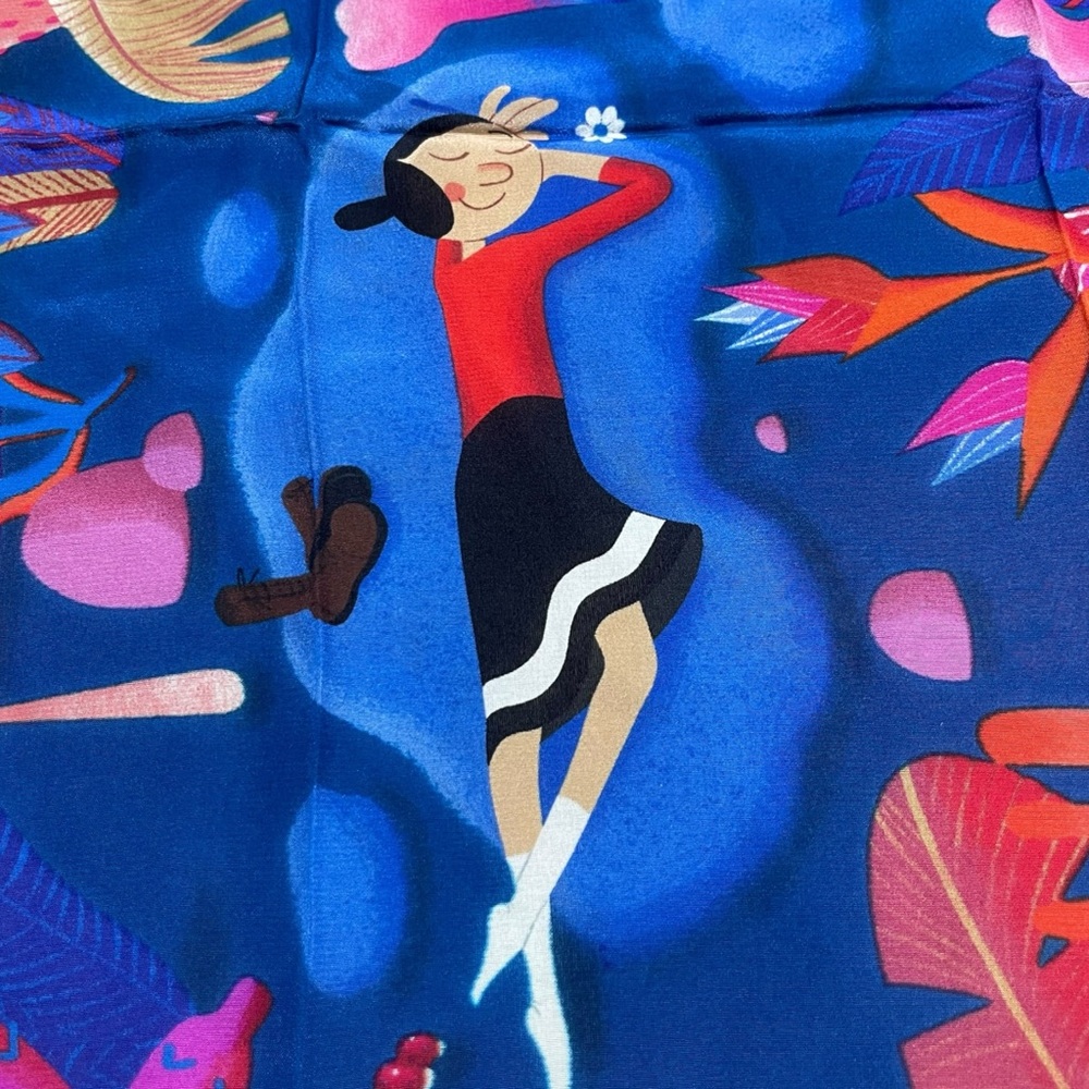 BOUTIQUE MOSCHINO Silk Scarf Floral Print OLIVE
OYL Square from Moschino 19x19” - Picture 4 of 10